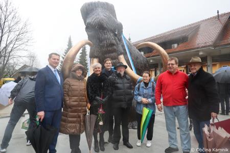 Dobrodošel mamut v Kamniku je dobil svoje mesto bronasti mamut v naravni velikosti, ki stoji v Mamutovem parku (63)